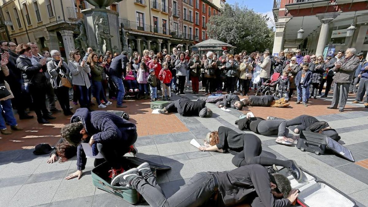 Representación teatral durante la concentración, con el lema ‘No en nuestro nombre’, en apoyo a los refugiados.-ICAL