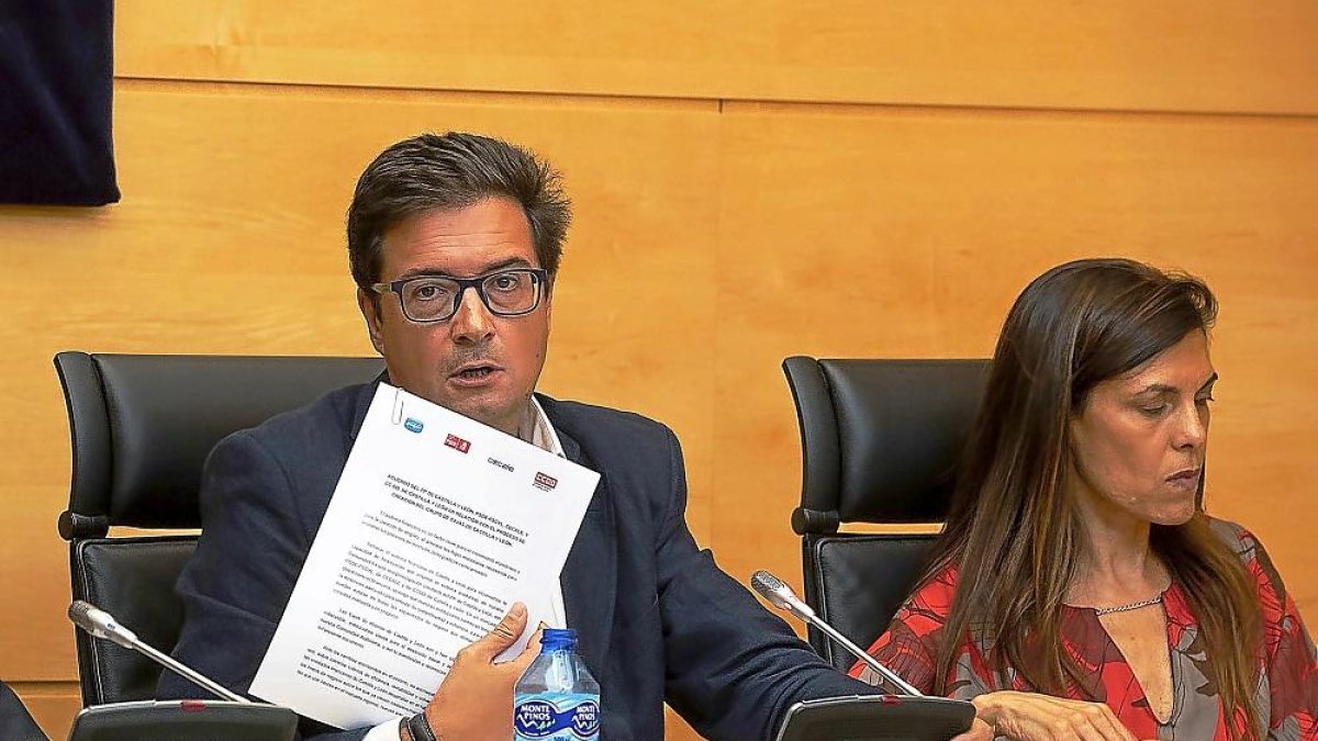 ÓscarLópez exhibe un documento durante su comparecencia en la Comisión de investigación de las cajas.-PABLO REQUEJO