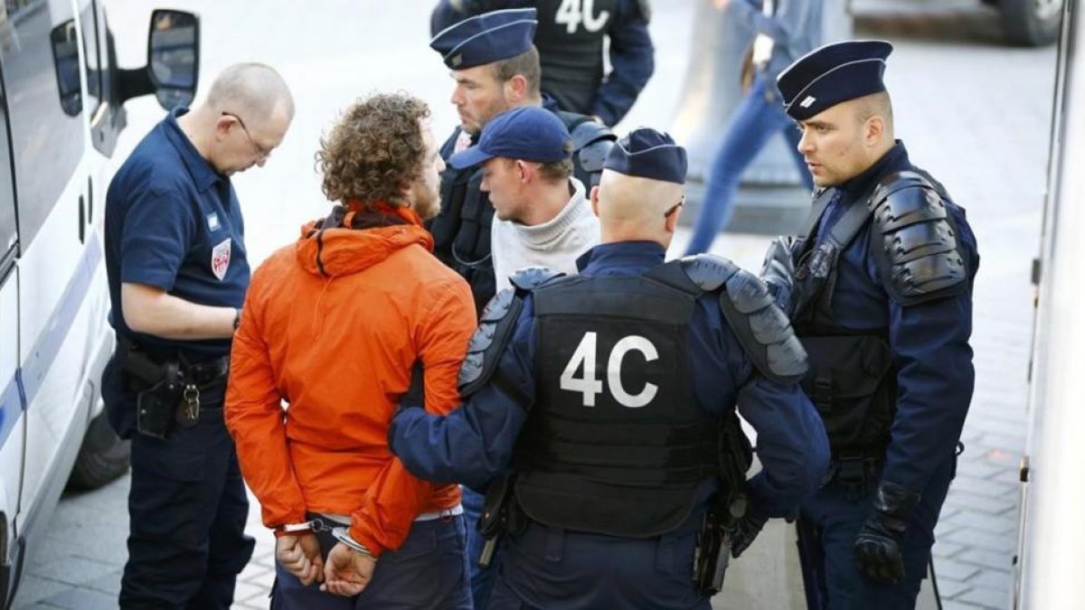 La policía francesa detiene a unos aficionados rusos en Lille.-REUTERS / WOLFGANG RATTAY