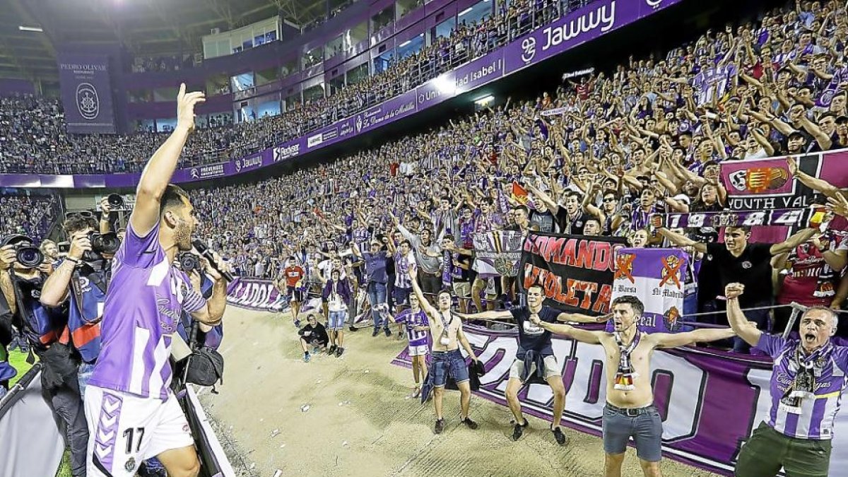 Moyano, micro en mano, se dirige a los aficionados del RealValladolid.-J.M. LOSTAU