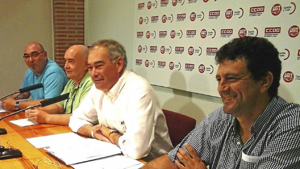 Alfonso de Haro y César Aranda, de CCOO, y Evelio Angulo y José Ignacio Gutiérrez, de UGT en la rueda de prensa.-