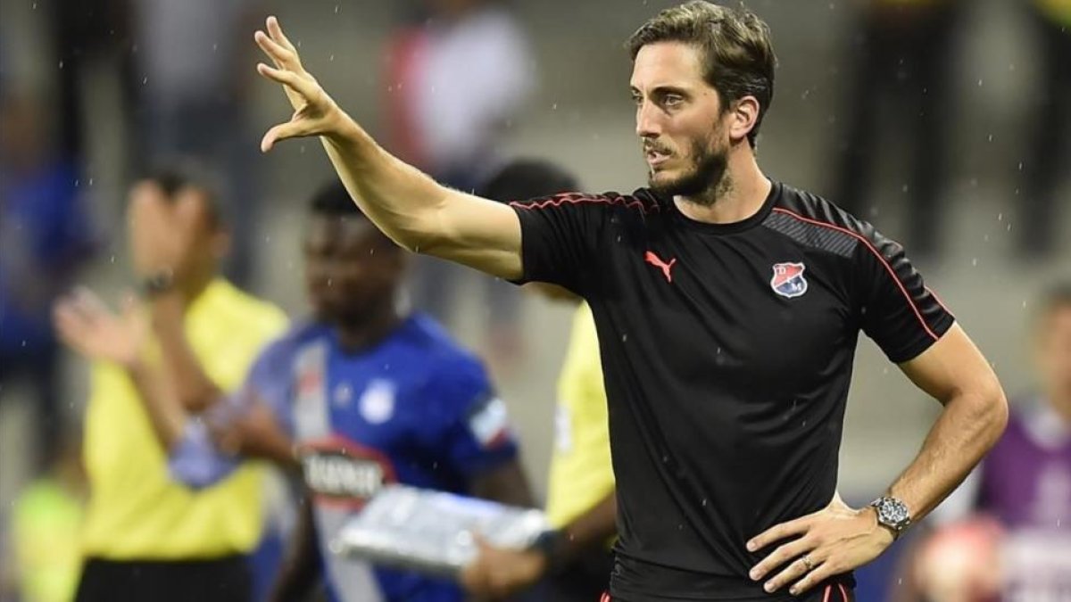 Luis Zubeldía, dirigiendo al Independiente de Medellín en un partido frente al Emelec en la Copa Libertadores.-RODRIGO BUENDIA