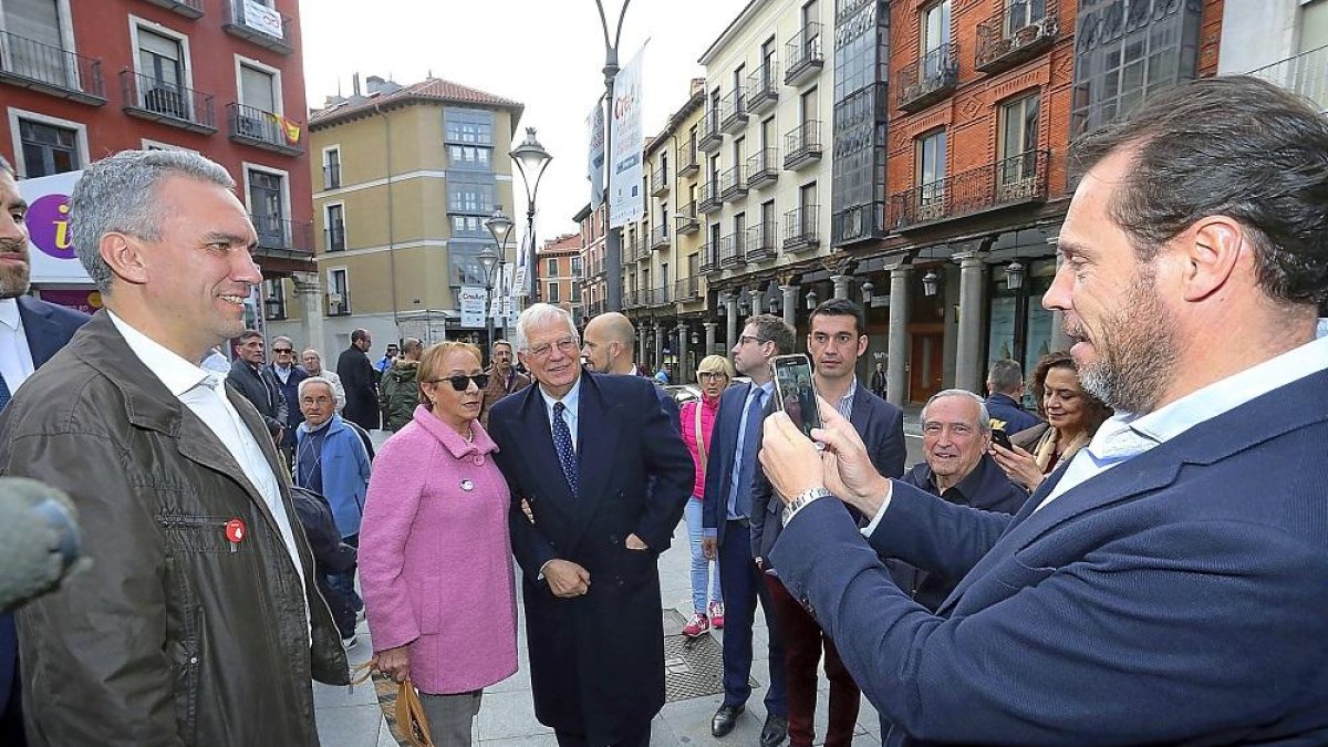 El alcalde de Valladolid, Óscar Puente, fotografiando al ministro de Asuntos Exteriores, Josep Borrell.-ICAL