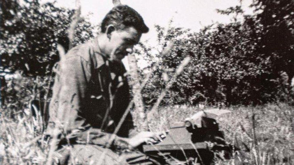 Una fotografía de J. D. Salinger expuesta en la muestra.-