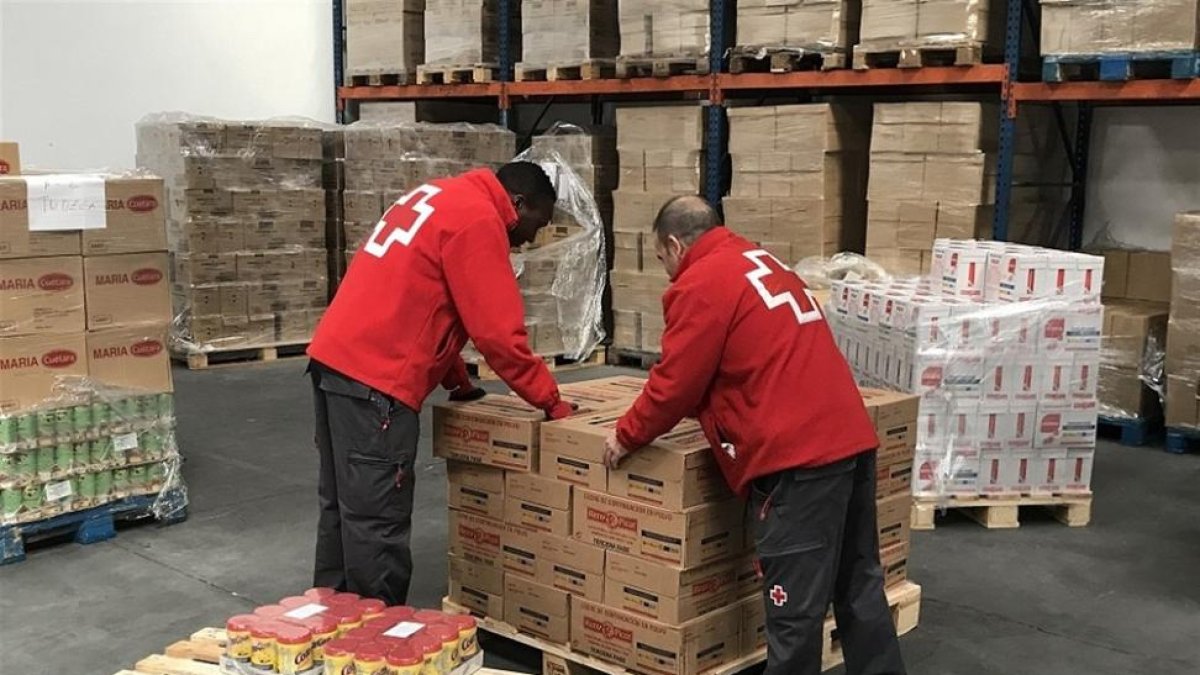 Dos voluntarios trabajan en el empaquetado de alimentos.-CRUZ ROJA VALLADOLID