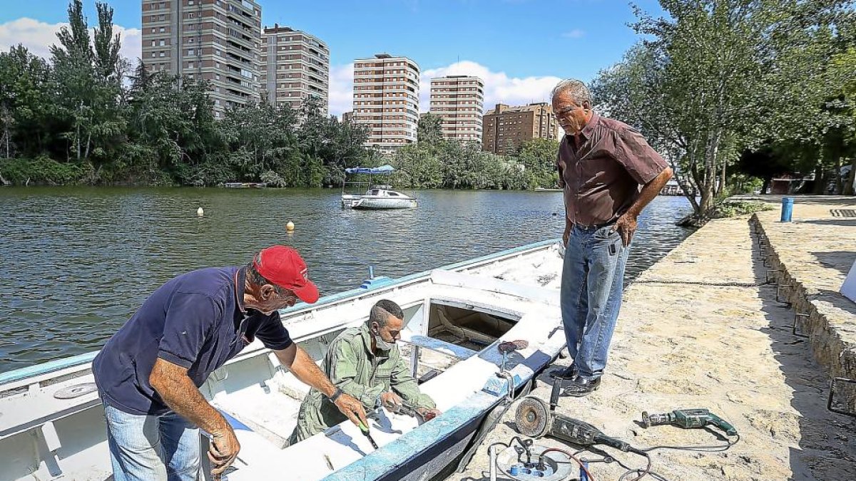 Los ‘amigos´trabajan en la reparación de la barca en la que se realiza la procesión de la Virgen del Carmen.-M.Á. SANTOS