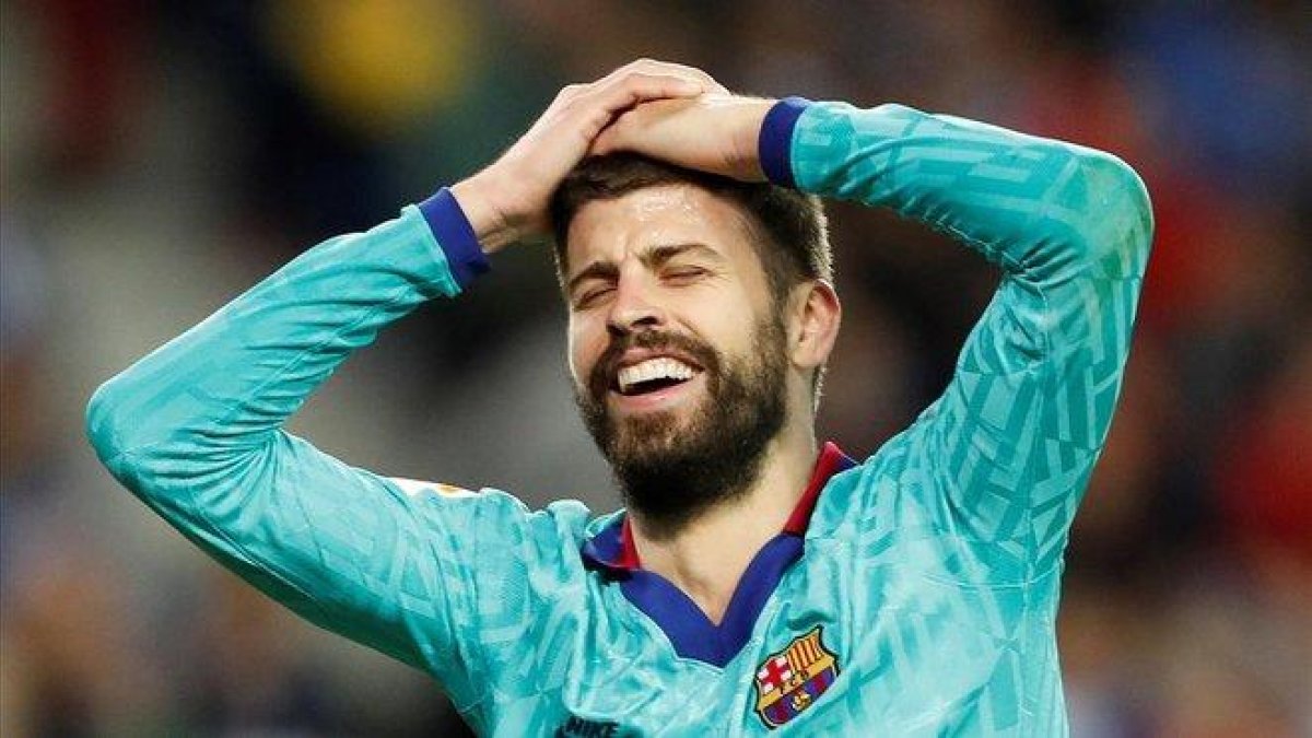 Piqué se lamenta de que el árbitro no pitara penalti.-EFE / JUAN HERRERO