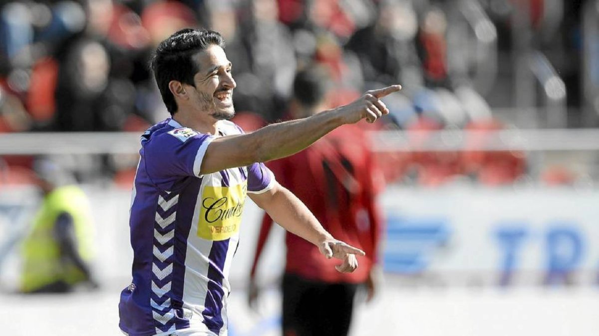 Jonathan Pereira celebra su domingo maravilloso: marcó tres goles y dio el pase en los otros dos en el Mallorca-Valladolid-LOF