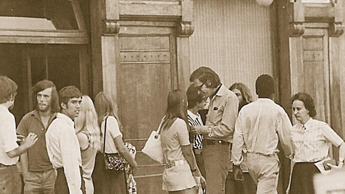 Cortejo de turistas europeas en la madrileña plaza de Santa Ana-