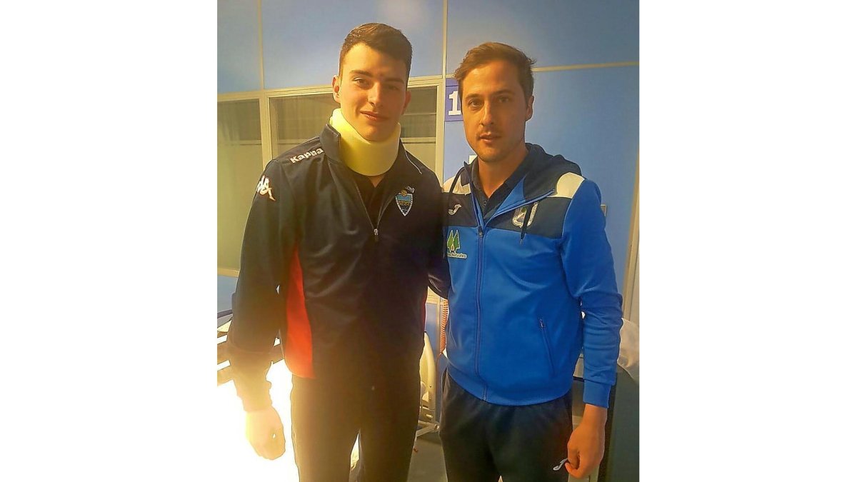 Sergio, con un collarín, junto a Culebras en el hospital de Soria.-E.M.
