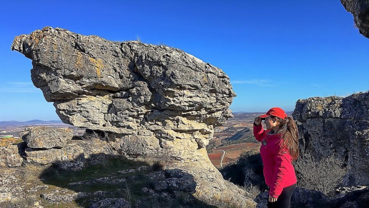 Una montañera disfruta del paisaje encantado de Las Tuerces.-N.S.