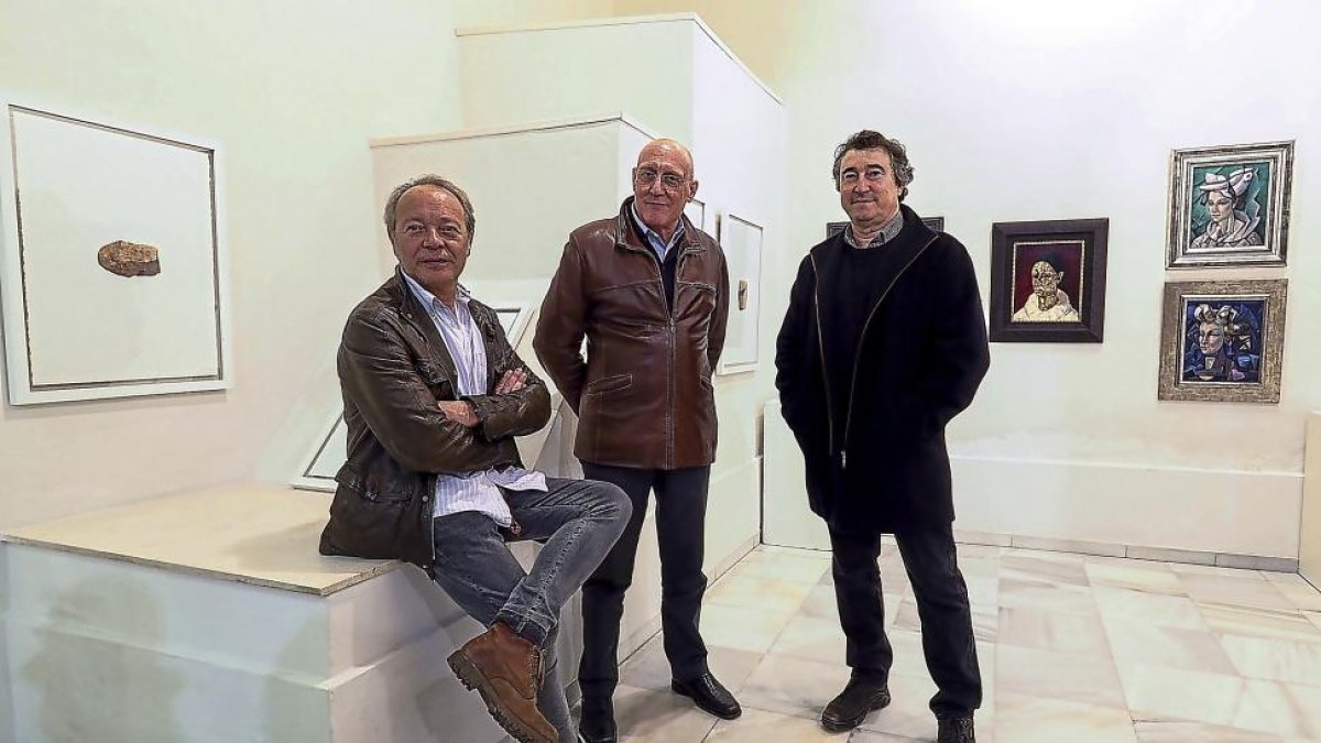Enrique Reche, Lorenzo Colomo y Julio Martínez posan en la galería.-MIGUEL ÁNGEL SANTOS