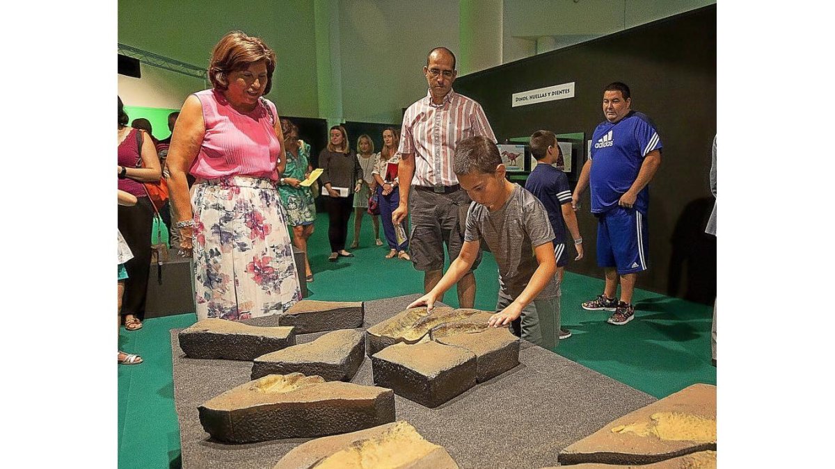 Un niño, ayer, jugando con una de las actividades de la exposición ‘La Costa de los Dinosaurios’.-Pablo Requejo (Photogenic)