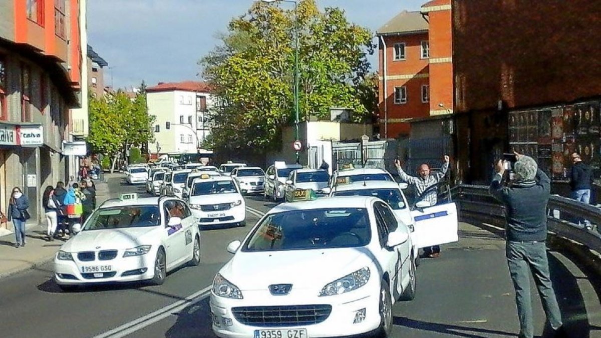 Taxistas ayer en el inicio de la marcha en la calle Recondo para exigir la jornada de 16 horas por vehículo y día.-E. M.