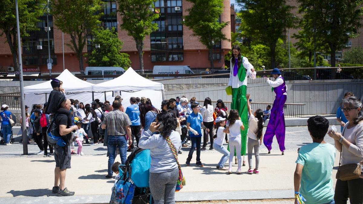 Los voluntarios de La Caixa celebran una jornada ludica con 600 niños en riesgo de exclusión social.-ANGEL NAVARRETE