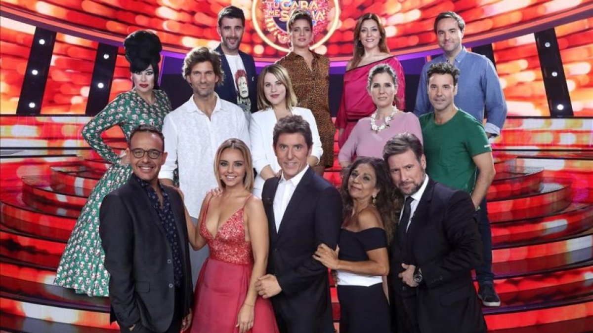 El jurado y presentador de Tu cara me suena, con los concursantes de la sexta edición del concurso de Antena 3.-RICARD CUGAT