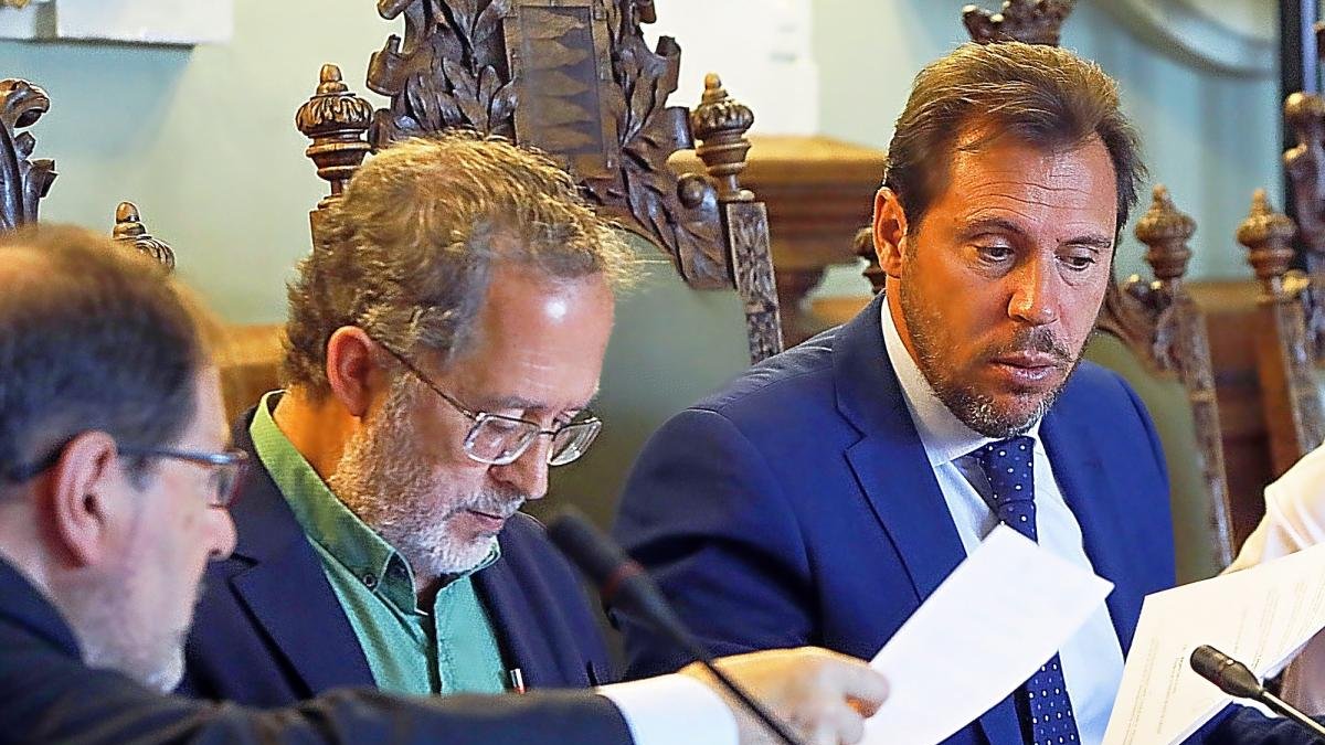 Óscar Puente, junto a Manuel Saravia, durante un pleno en una imagen de archivo.-J. M. LOSTAU