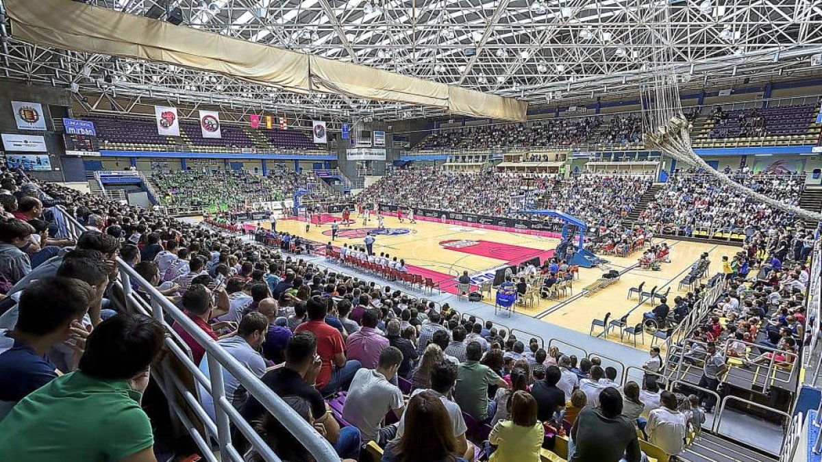 La grada de Pisuerga presenta una gran entrada durante un partido de ascenso a LEB-Oro.-PABLO REQUEJO