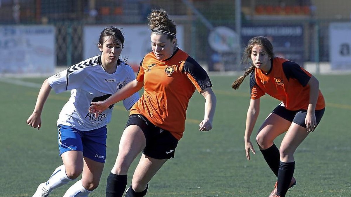 Natalia se lleva el balón ante la mirada de su compañera Alicia Rey en el partido disputado ante el Torrelodones CF.-J. M. LOSTAU