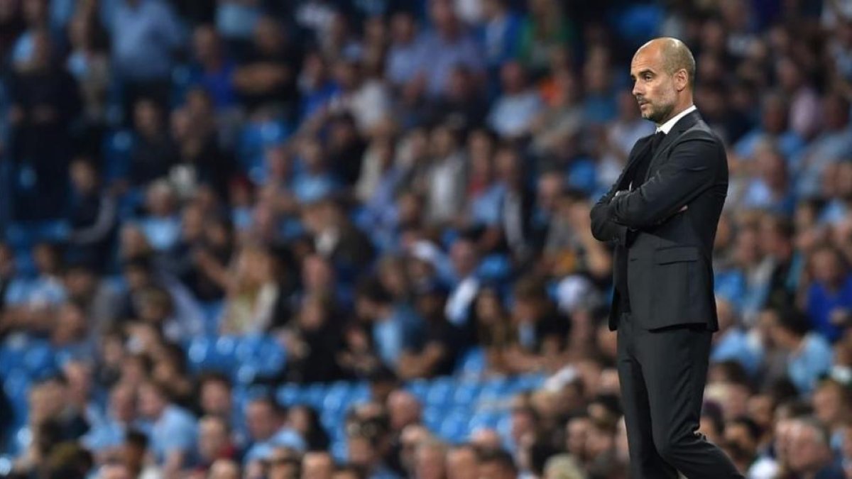 Guardiola, durante el partido de Champions del City en el Etihad ante el Borussia.-EFE / PETER POWELL