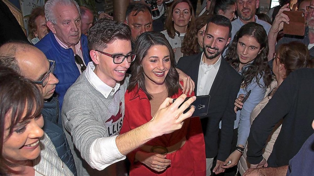 La candidata de Cs al Congreso por Barcelona, Inés Arrimadas, se hace un selfie con un simpatizante en su visita a León.-ICAL