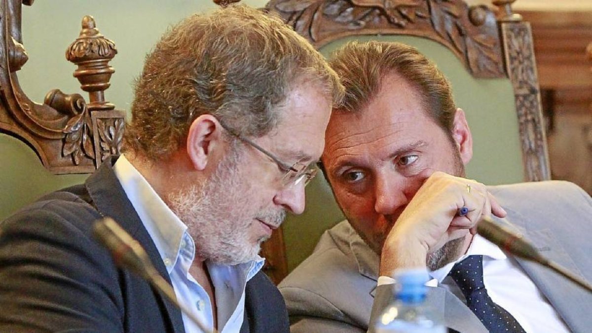 Confidencia al oído de Óscar Puente a Manuel Saravia durante la celebración del primer pleno.-J. M. Lostau