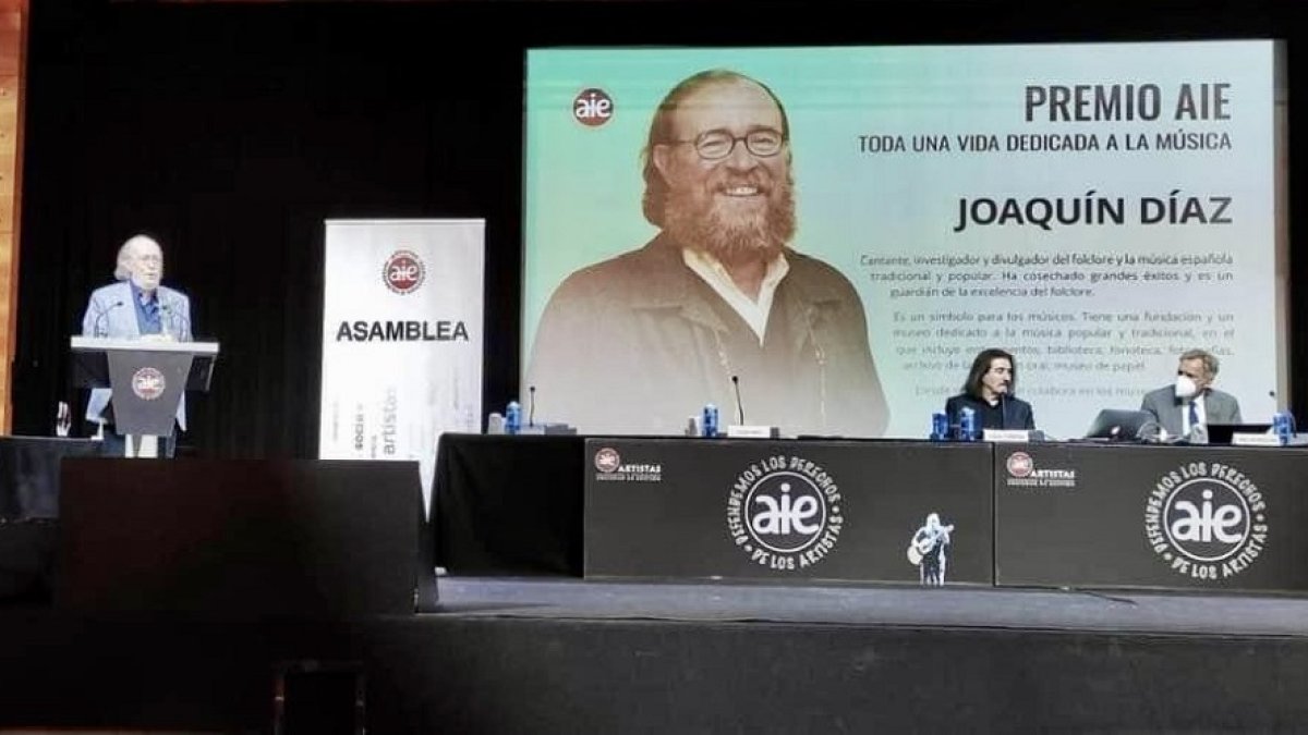 Joaquín Díaz recibiendo su premio. | ICAL