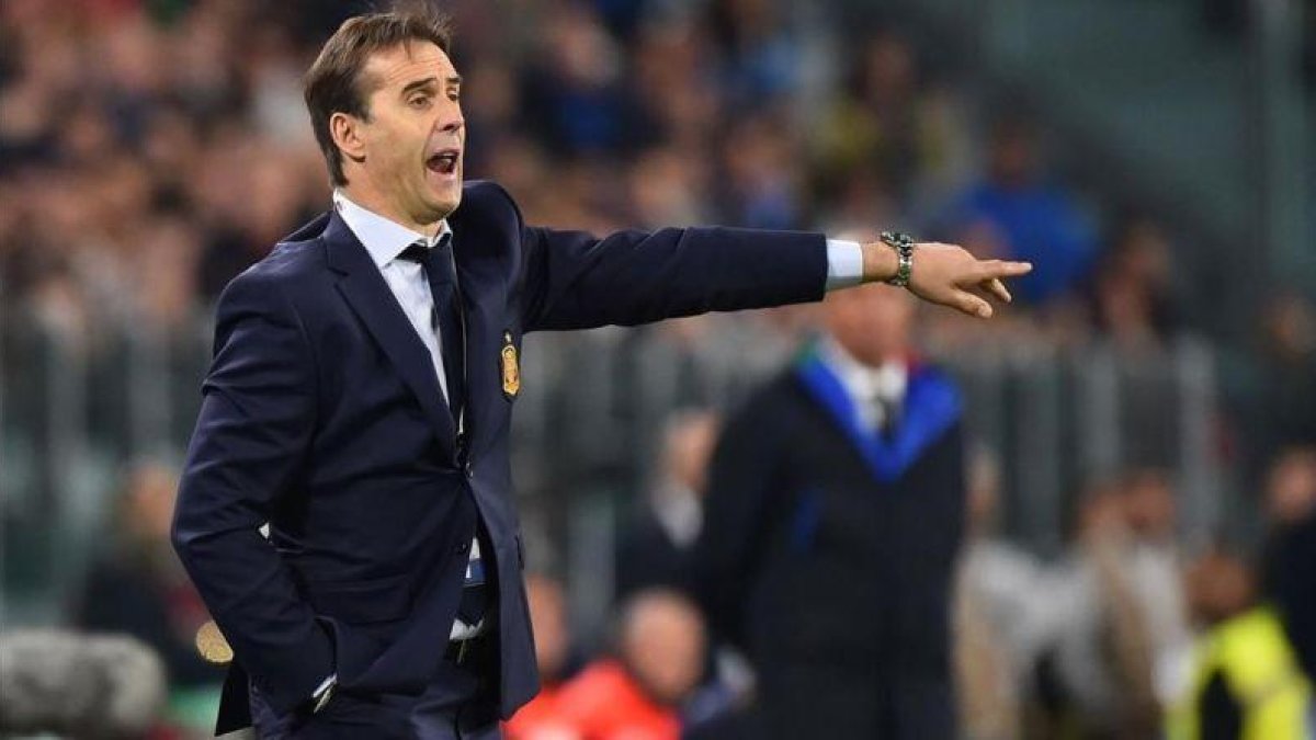 Lopetegui dando instrucciones a sus jugadores durante el duelo con Italia.-AFP / GIUSEPPE CACACE