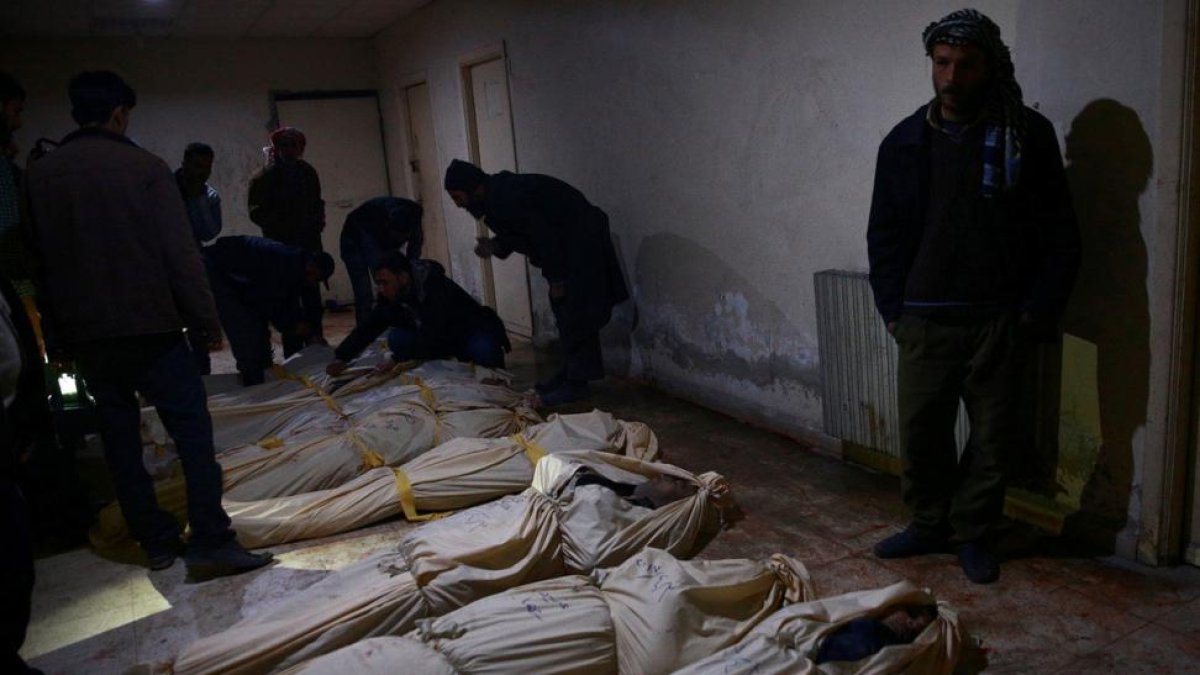 Víctimas de un reciente bombardeo del régimen en las afueras de Damasco.-BASSAM KHABIEH / REUTERS