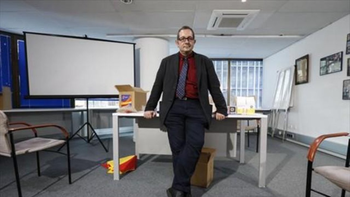 Rafael Arenas, presidente de Societat Civil Catalana, ayer en su sede.-JULIO CARBÓ