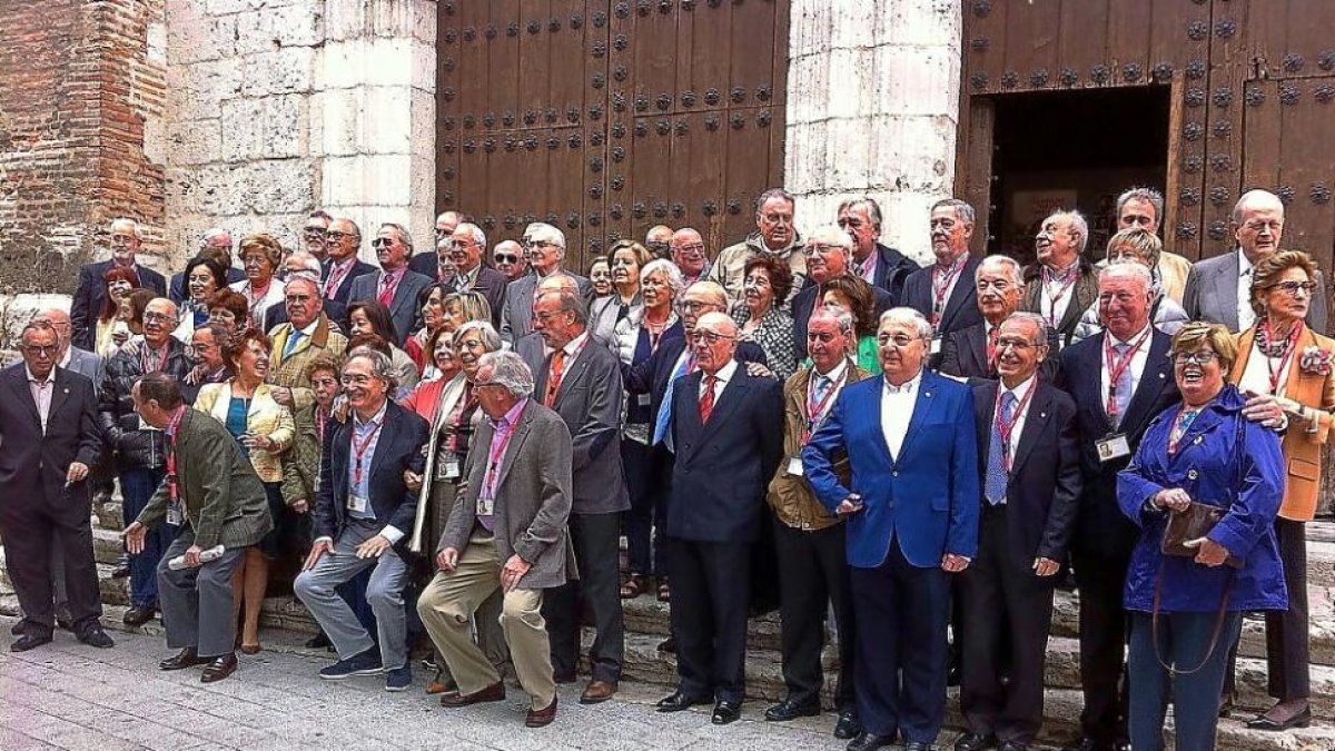 Médicos de la promoción de 1968 de la Universidad de Valladolid posan a las puertas de la Iglesia de la Magdalena. Cerca del centro, León de la Riva.-EL MUNDO