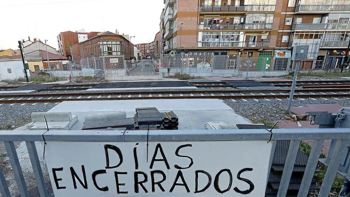 Los vecinos de la Pilarica protestan por el soterramiento.-J.M. LOSTAU