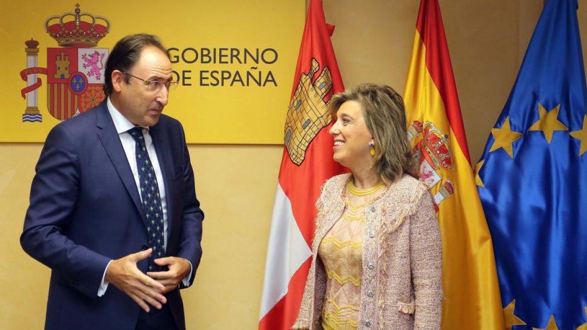 La delegada del Gobierno en Castilla y León, María José Salgueiro Cortiñas, analiza con el presidente de la Federación Regional de Municipios y Provincias, y alcalde de Palencia, Alfonso Polanco, las medidas de seguridad antiterrorista.-ICAL
