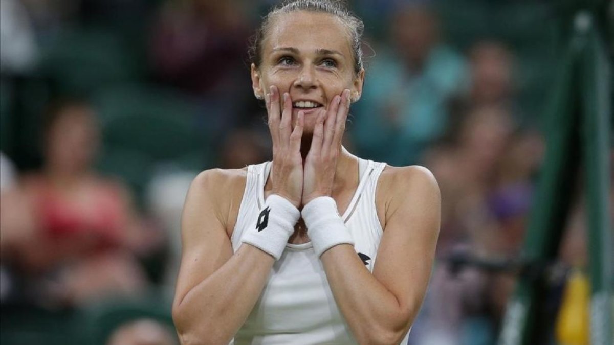 Rybarikova muestra su sorpresa tras alcanzar las semifinales de Wimbledon.-AFP / DANIEL LEAL-OLIVAS