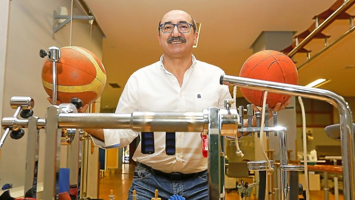 ArturoFernández Seara posa con dos balones de baloncesto y sus ‘armas de trabajo’ en el Centro de Rehabilitación Tenerías.-J.M. LOSTAU