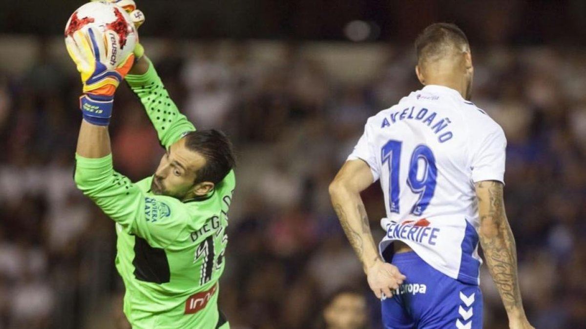 Diego López para un balón junto a Aveldaño.-EFE / RAMÓN DE LA ROCHA