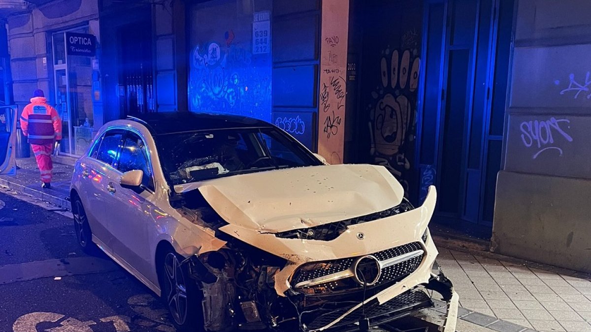Imagen del Mercedes de Gonzalo Plata tras el accidente. / EL MUNDO