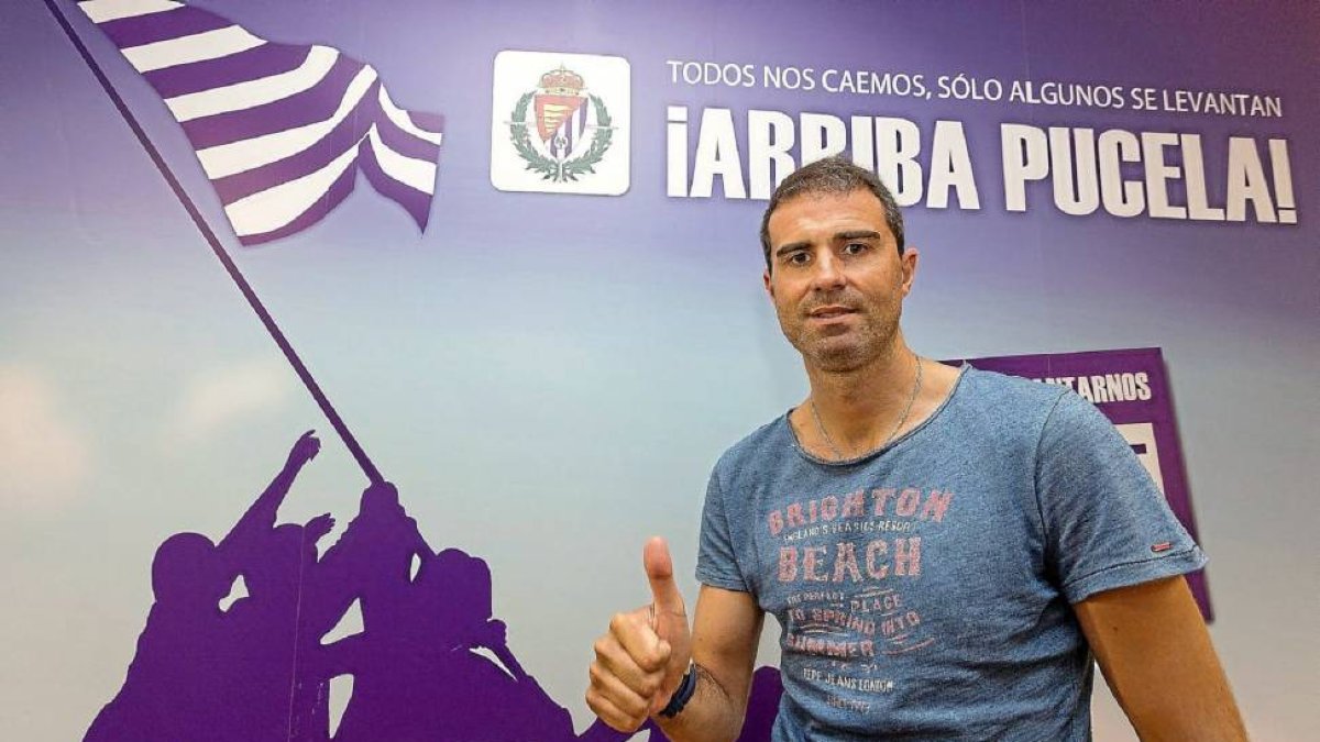 Gaizka Garitano posa ante el cartel de la campaña de abonados en las oficinas del estadio Zorrilla.-Miguel Ángel Santos