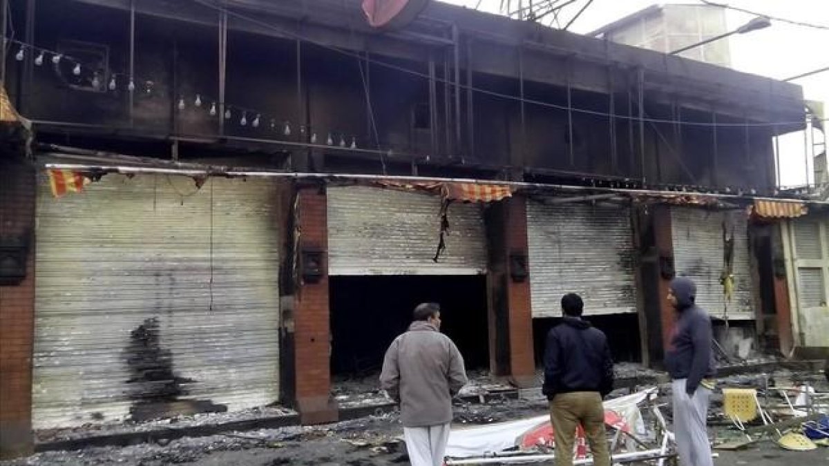 Comercios quemados por los manifestantes en la ciudad de Rohtak, en el estado de Haryana.-EFE