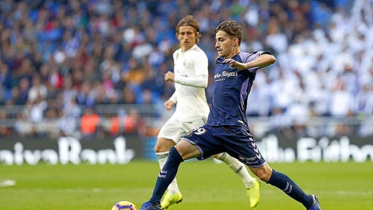 Toni conduce el balón ante Modric.-PHOTO-DEPORTE