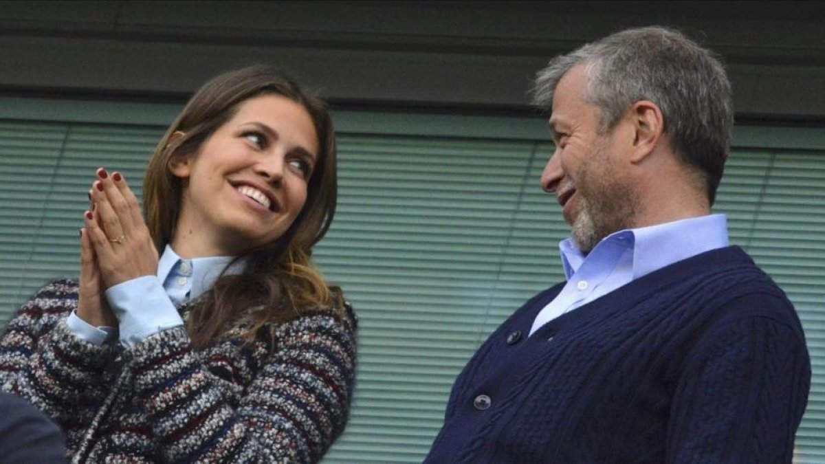 Roman Abramovich y Dasha Zhukova, en el estadio de Stamford Bridge, en el 2014.-TOBY MELVILLE
