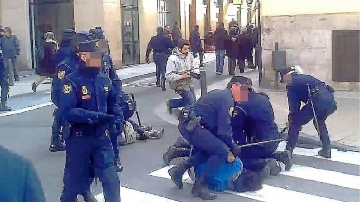 Carga policial en la calle San Lorenzo en la que resultó herida la mujer.-L. B. Á.