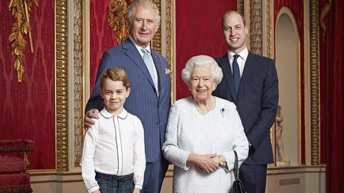 Isabel II y sus tres herederos, en una imagen tomada en diciembre del 2019.-RANALD MACKECHNIE