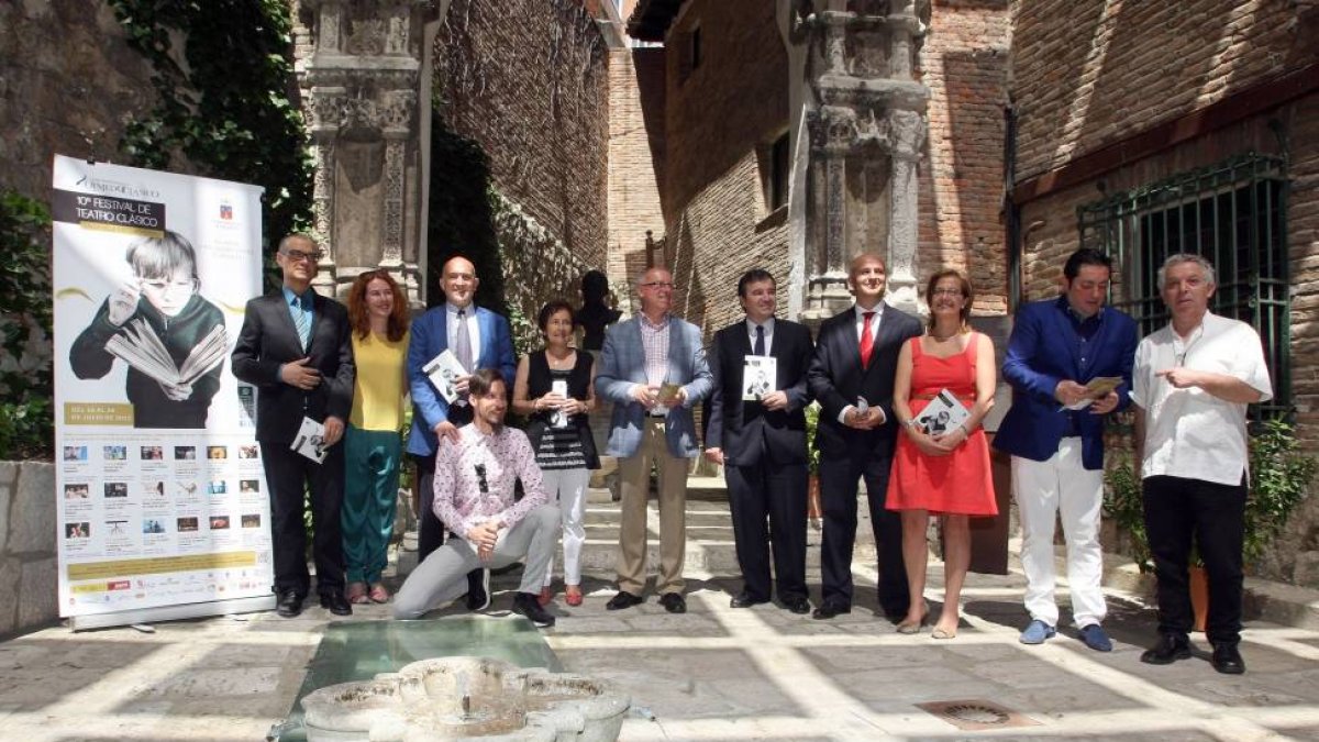 El director de Políticas Culturales, José Ramón Alonso, el presidente de la Diputación, Jesús Julio Carnero; el alcalde de Olmedo, Alfonso Centeno, entre otros, participan en la presentación de la X edición del Festival Olmedo Clásico-ICAL