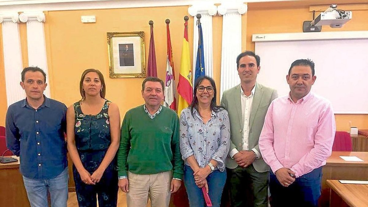 Íscar, Toledano, González Gago, Martín, Gómez y Muñumer ayer, tras la elección de diputados provinciales.-EL MUNDO
