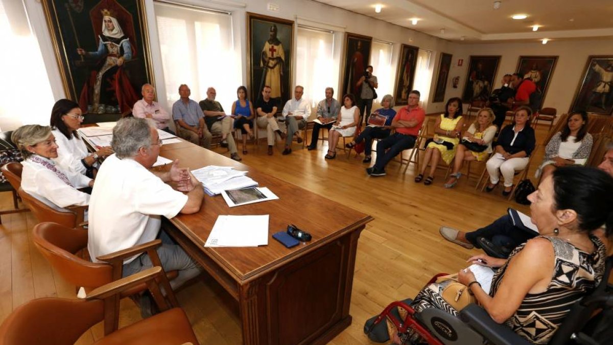 La concejala de Urbanismo del Ayuntamiento de León, Ana Franco (C), presenta ante colectivos sociales el proyecto de remodelación de la plaza de El Grano-ICAL