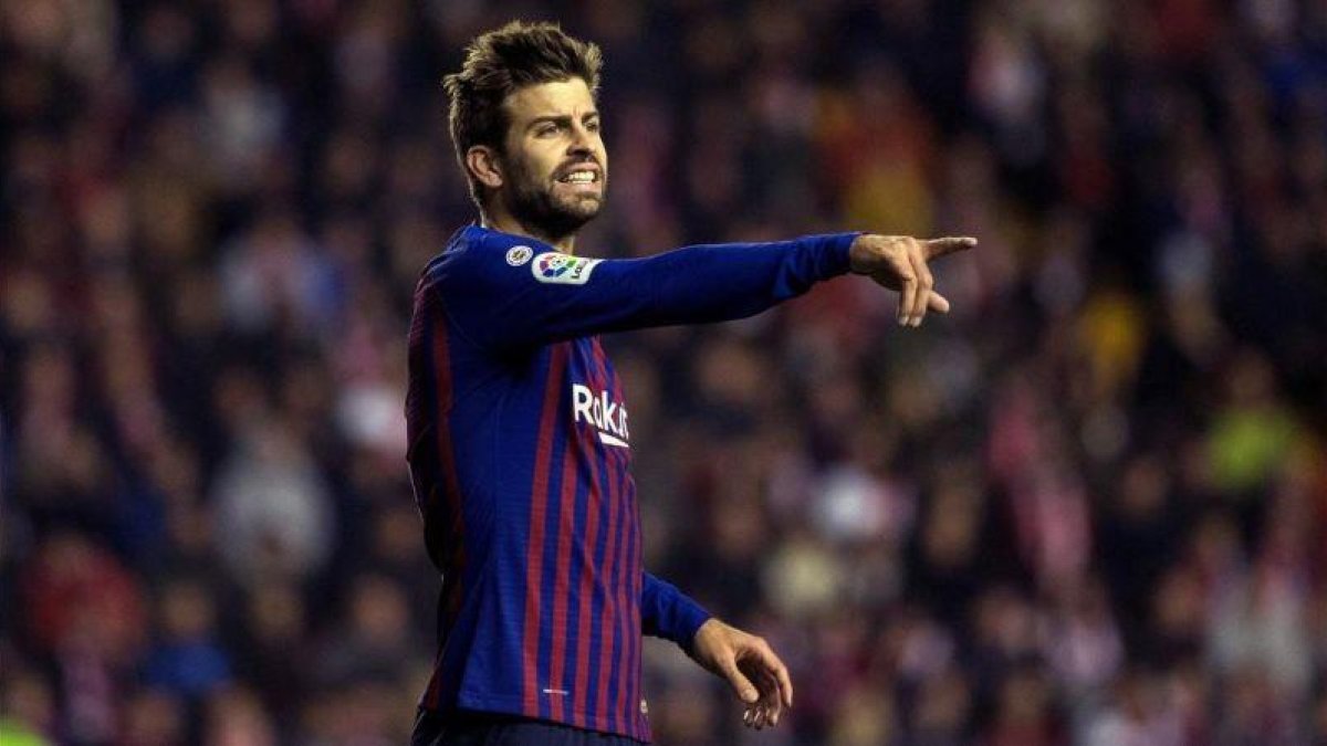 Piqué da instrucciones en un reciente partido de Liga-EFE / RODRIGO JIMÉNEZ