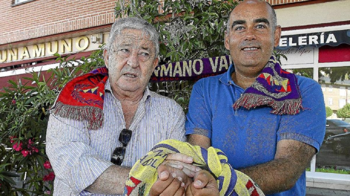 Dionisio Miguel Recio y Juan Carlos Pastor, unidos por una bufanda del BMValladolid, tras la renovación de un contrato del entrenador.-Montse Álvarez