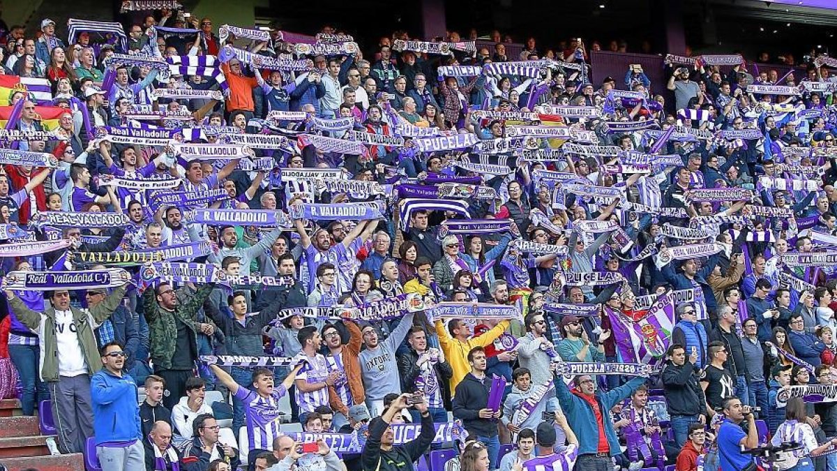 Seguidores blanquivioleta animan a su equipo.-J.M. LOSTAU