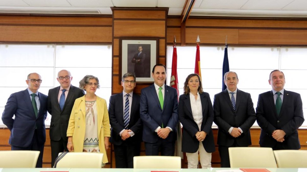 La consejera de Agricultura y Ganadería de la Junta de Castilla y León, Milagros Marcos, firma un convenio con Iberaval y las cajas rurales para ayudar al sector agrario y agroalimentario de la Comunidad.-ICAL